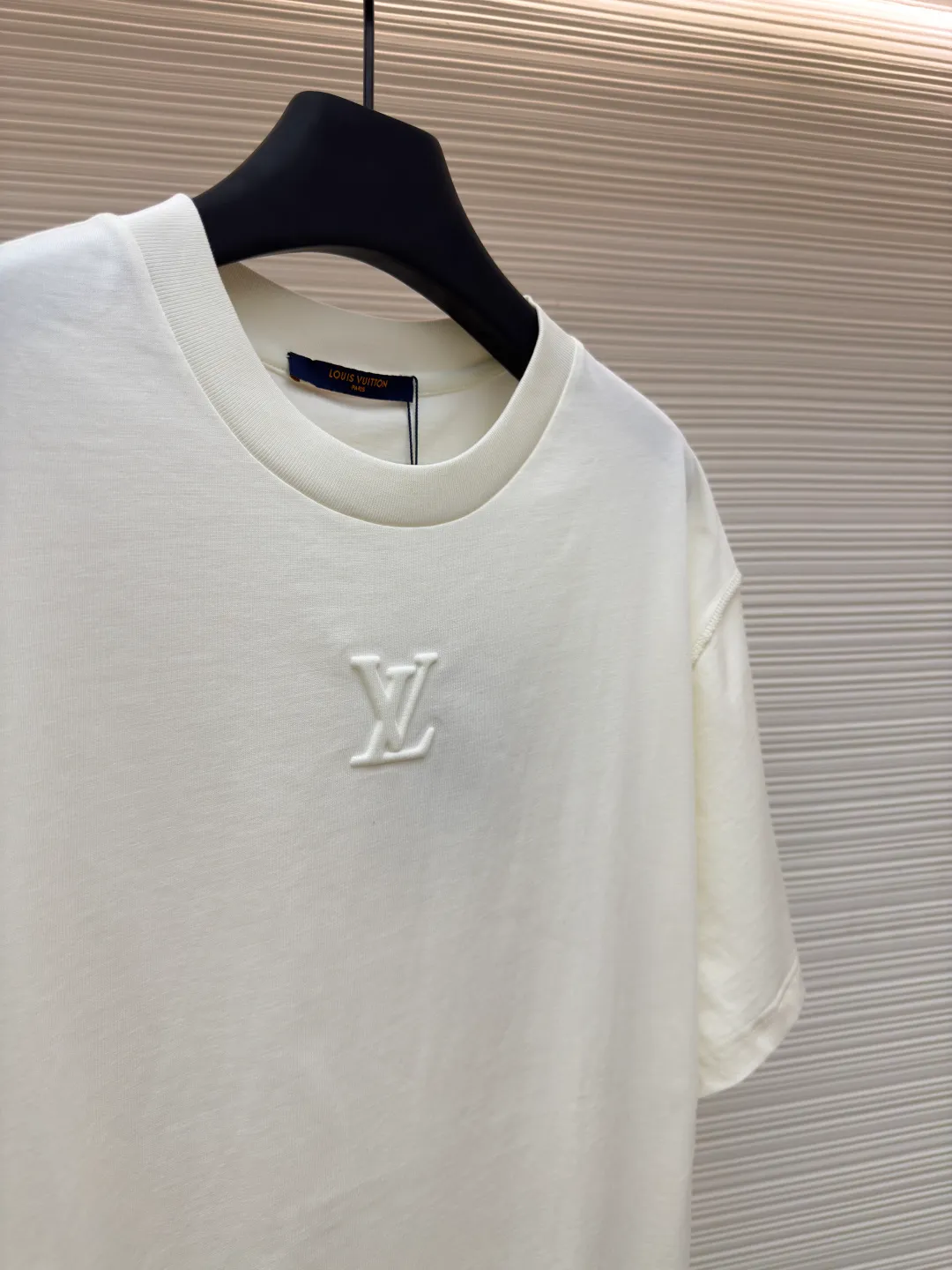 LOUISVUITTON embossed small label T-shirt ●Authentic product: Purchased and developed by 5450 ●Item number: 1680102-A00 ●Fabric: pure cotton fabric ●Technology: embossed production ●Version: fitted version ●Weight: about 335 grams ●Size: XS-S-M-L ●Description: Fabric is 40S/2 Double-strand smooth cotton plain weave, dust-free wool processing; matching 40s single-strand combed cotton, 280g cylindrical machine rib. The front panel is stamped and filled. After low-temperature stamping with a steel stamp, the inside is filled with foam cotton. The bottom surface is directly sealed with low-temperature hot melt glue at 80 degrees Celsius. The integrated machine operation makes the relief pattern three-dimensional and full and stylish. High-quality products require natural and beautiful products. The overall wiring is straight and delicate, the fabric is comfortable and soft, and the color is consistent without color difference. It can be matched with the same style to create a fashionable look and control various occasions. Customized accessories, complete with three standards, same style for men and women!
